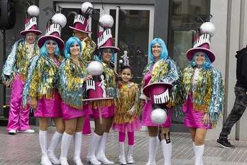  Telde disfruta con el pasacalle de los protagonistas del Carnaval de 'Studio 54'/Lpacarnaval.